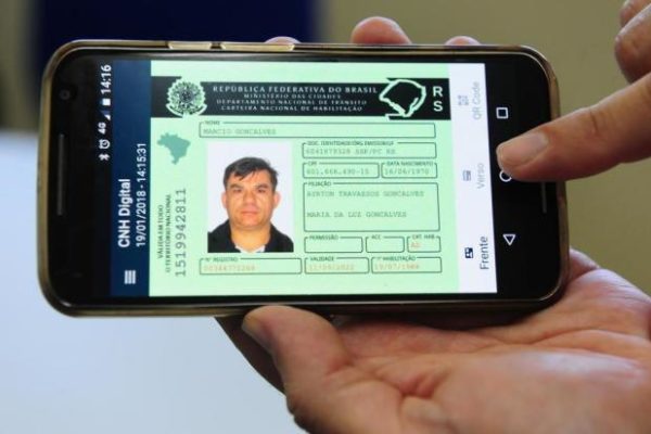 Brasileiros já podem usar a CNH Digital