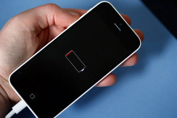 Nova atualização do iOS consome bateria em excesso, segundo usuários.